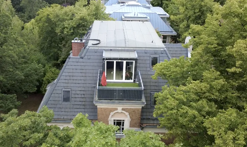 Juwel zwischen üppigen Baumkronen: Helle 5-Zimmer-DG-Maisonette (Bj. 2021) mit Terrasse & Garten — photo 1
